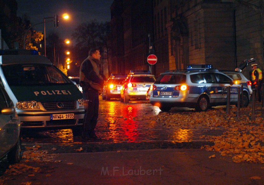 Einsatz BF Koeln Polizei Koeln Agnesviertel Weissenburgstr P05.JPG